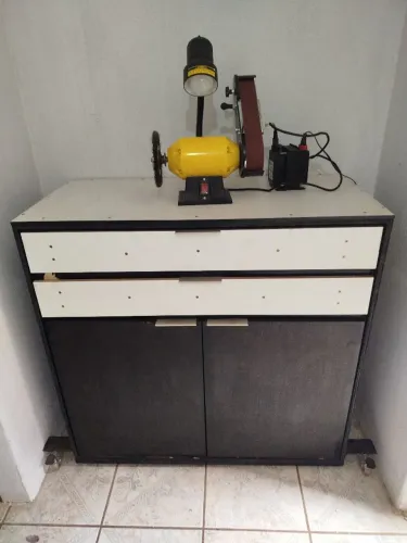 Balcão organizador para ferramentas com esmeril