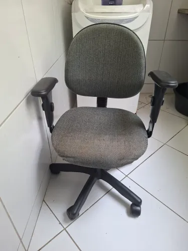 Cadeira de Escritório Giratória Executiva Tecido Cinza com Regulagem de Altura e Braços