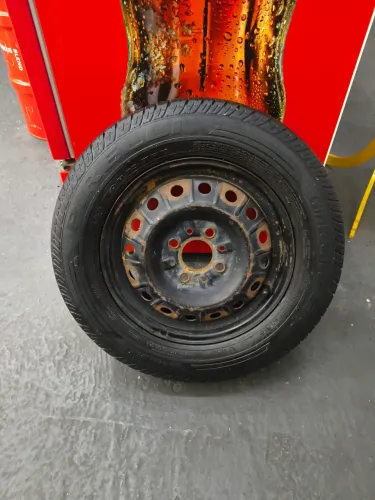 Roda Fiat uno com pneu