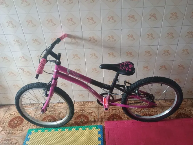Bicicleta infantil menina semi nova