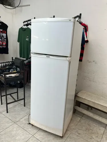 Geladeira gelando muito