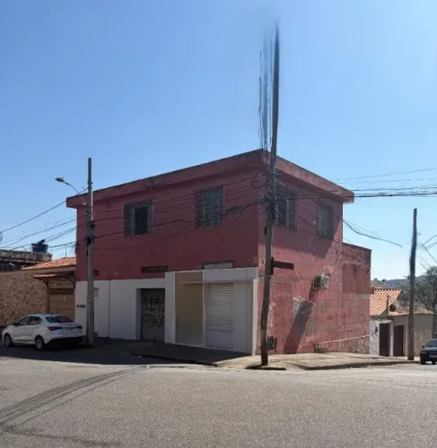 Vendo imóvel de esquina de dois andares em local privilegiado no bairro
