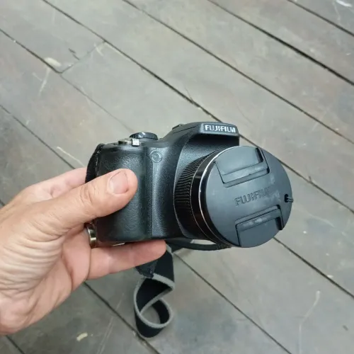 Câmera Fuji FinePix SL para tirar peças