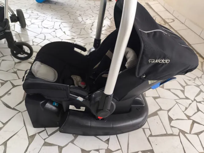 Vende-se Bebê conforto com base