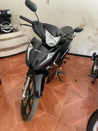 Vendo essa Avelloz az1 50c ano 2025