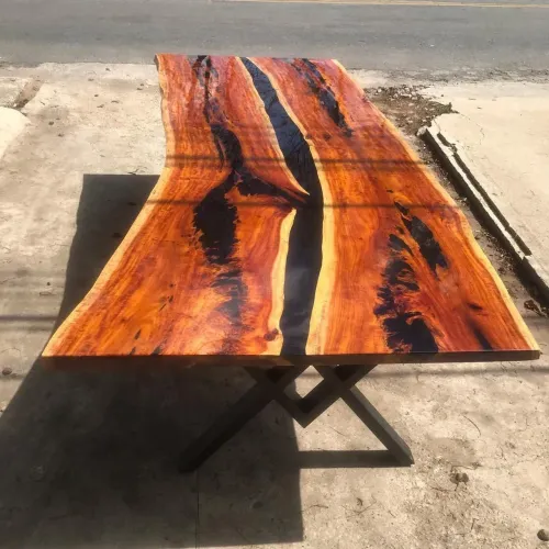 Mesa de Madeira maçiça e resina epoxi
