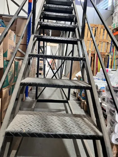 Escada Industrial Móvel Reforçada com Plataforma para Estoque