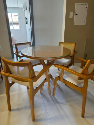 Jogo de mesa com 4 cadeiras 