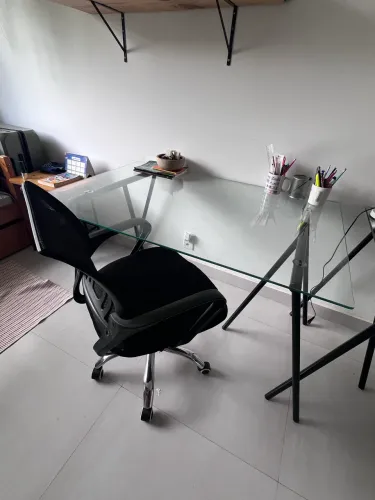 Mesa de escritório com cadeira