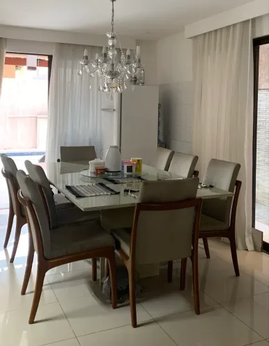 Mesa com 8 cadeiras