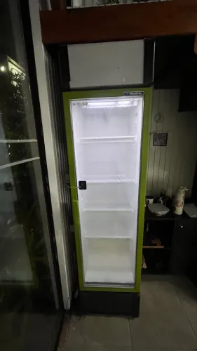     Freezer Expositor Vertical Gelando Muito - Ótimo Estado