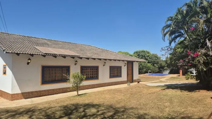 Chácara de 2.136 m² com 06 quartos à venda por R$ 2.300.000 no Condomínio Parque dos Cisne