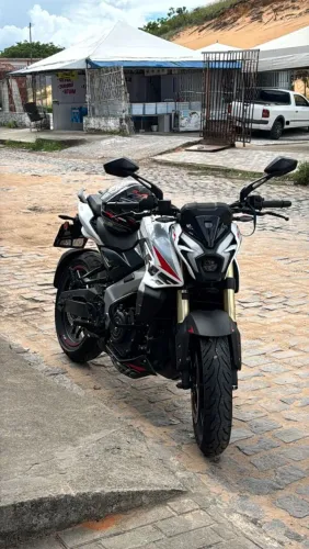 Moto em estado de Okm, sem detalhes.