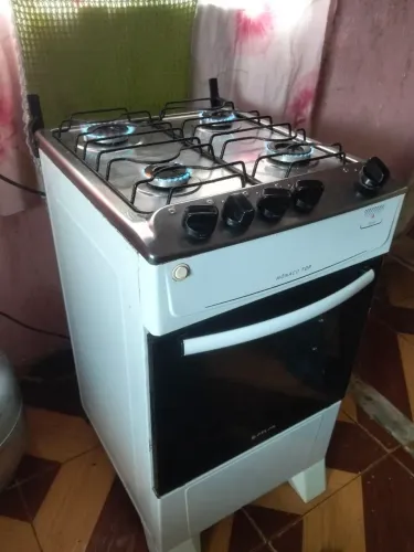 Fogão de quatro bocas funcionando tudo
