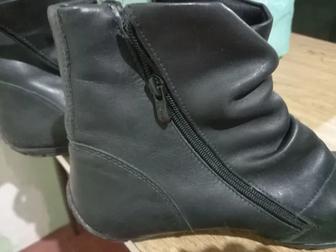 Vendo uma bota cano curto.