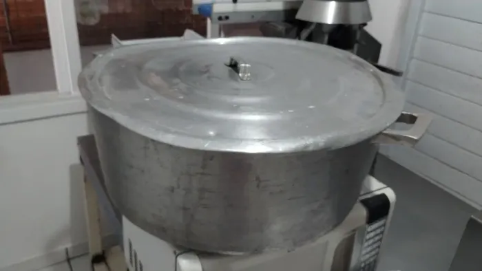 Panela em alumínio fundido grande