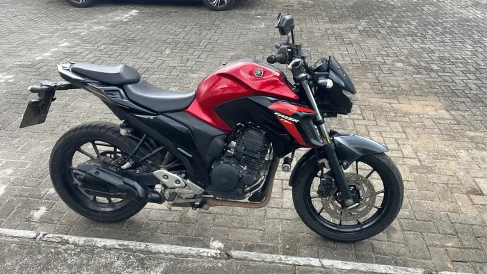 Yamaha FZ25 Fazer 2023/2024 Vermelha - Licenciada 2026 - Excelente Estado