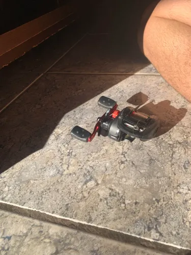 Carretilha de pesca Abu Garcia lado direito recolhimento 6.4:1