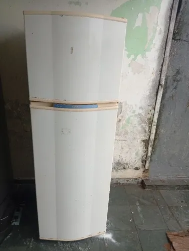Geladeira Consul Frost Free funcionando tudo certinho tanto em cima como em baixo (127 vol