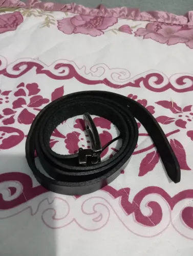 Cinto fino preto com detalhes em prata