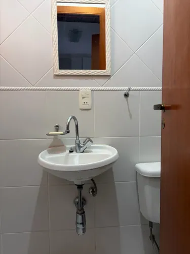 Pia de lavabo em louça DECA. Com torneira DECA.
