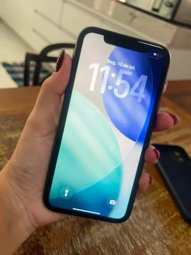 iPhone 11 - 64GB - Semi novo/usado