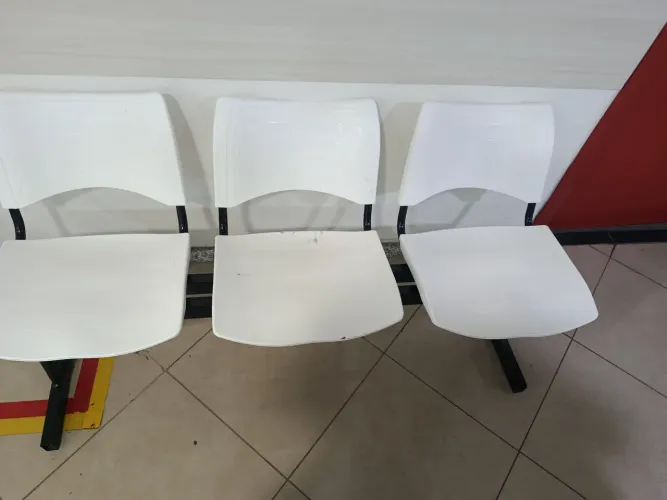 Vendo cadeira com 3 lugares 
