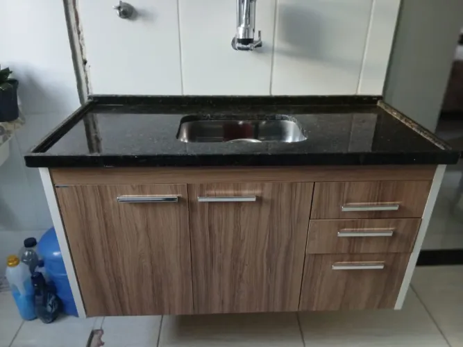 Pia de Cozinha com Armário e Bancada de Granito Preto 1m e 20cm