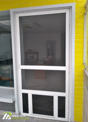 Porta mosquiteiro com passagem para pet