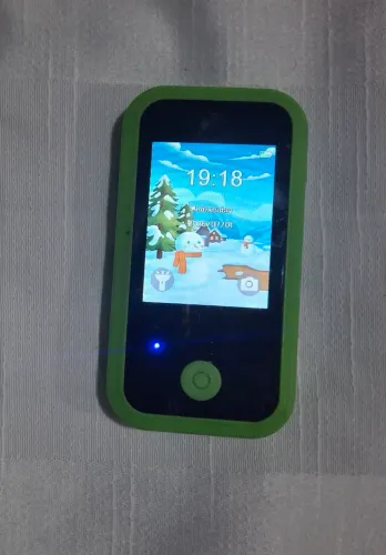 Celular de brinquedo tem todos os acessórios