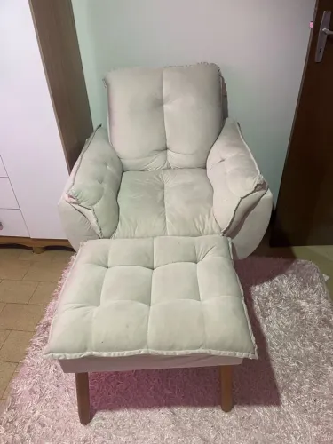 Vendo poltrona com pulf e cortinado