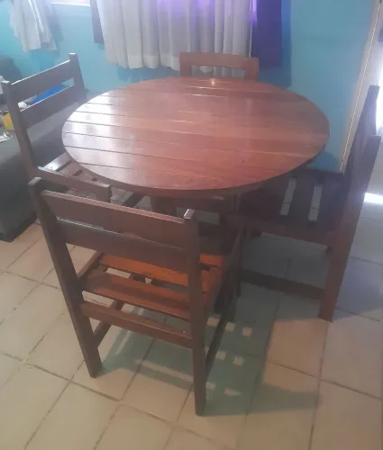 Mesa de madeira redonda