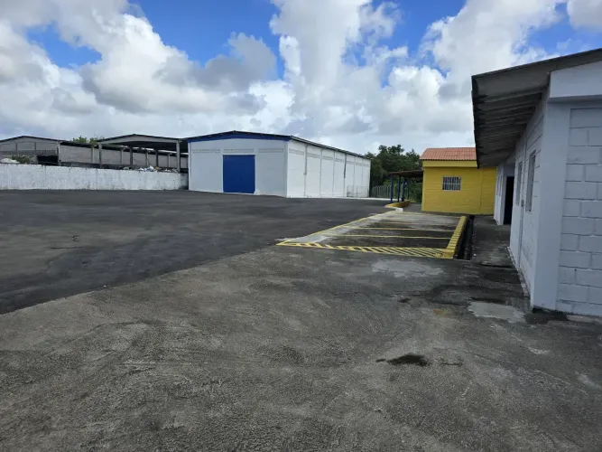 Galpão para aluguel tem 3800 metros quadrados em Pirajá - Salvador - BA