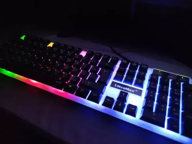 Teclado gamer RGB sofisticado mecanico