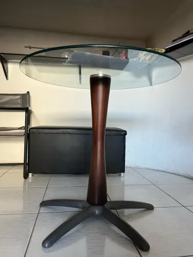 Mesa redonda com tampo de vidro