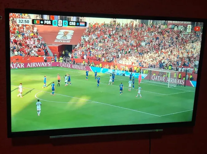 Tv Toshiba 40 LED com detalhe.