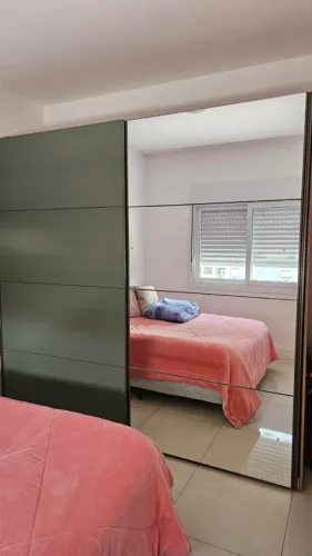 Guarda-Roupa Casal Grande com Espelho | 2,45m | Excelente Estado