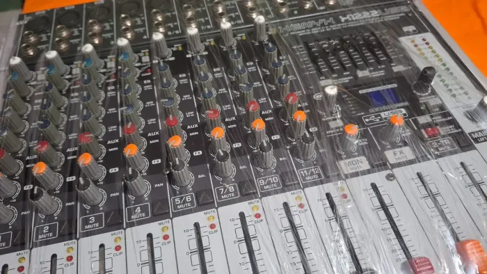 Mesa de Som Behringer Xenyx X1222 Usb