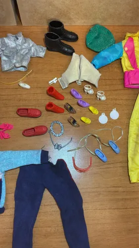 Lote roupas e acessórios da Barbie Estrela entre outros