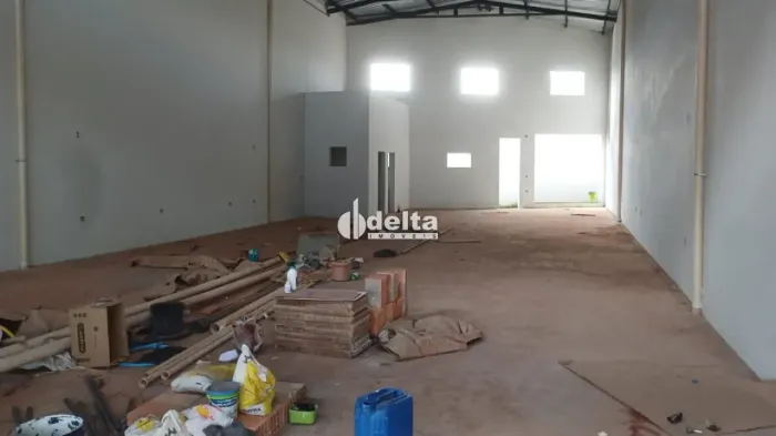 Galpão disponível para locação no bairro Novo Mundo em Uberlândia-MG