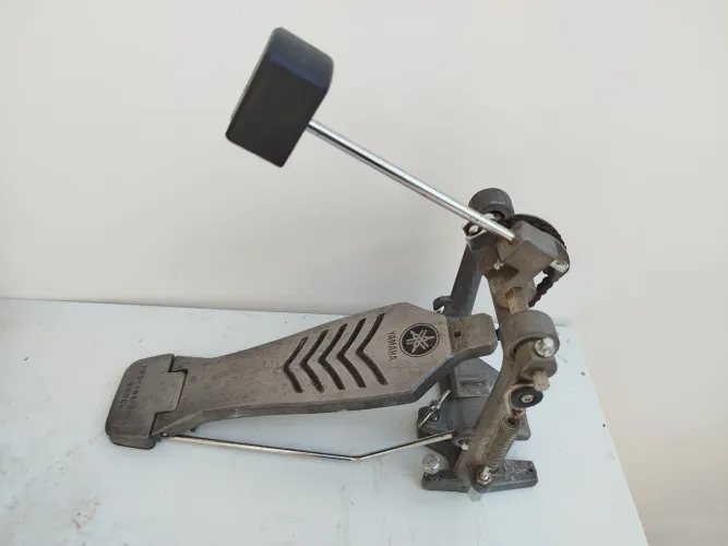 Pedal de bumbo Yamaha pra bateria