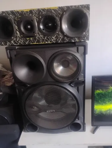 Vendo 2 caixas de som mas as corneta e tuit , não tenho condições de entregar