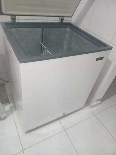 Freezer semi nova ,cuida pra vender logo 