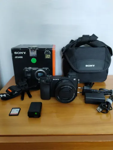 Camera Sony 6400 mirroles com lente 16-50mm + cartão de memoria+Bolsa para camera e adptad