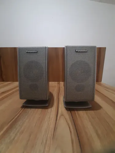 Duas caixas acústicas pequenas panasonic 3ohns 30 watts cada.