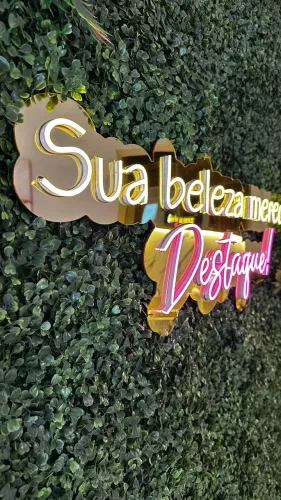 Placa de neon com frase 