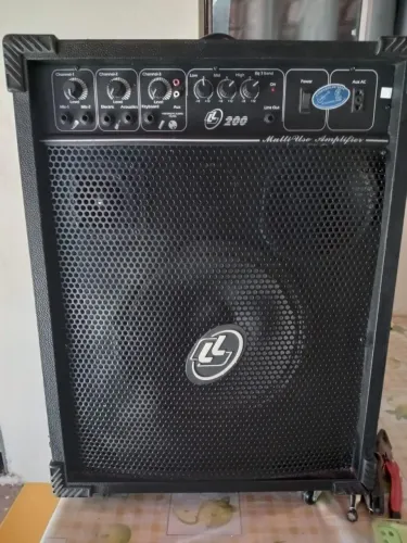 Vendo caixa de som amplificada Áudio LL 200 WATS MUITO BEM CONSERVADA