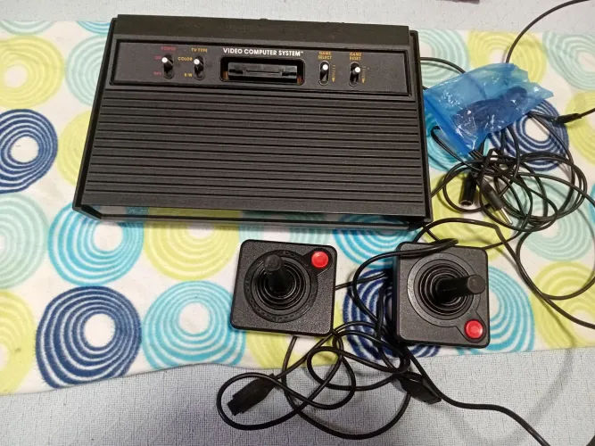 Atari 2600 em otimo estado,com 2 controles.mais cabos.sem a caixa