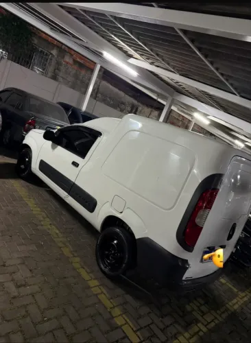 Precisa - se de motorista para entrega de mercadoria refrigerada.