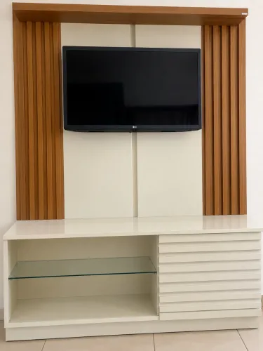 painel de TV com rack ou home theater para sala.